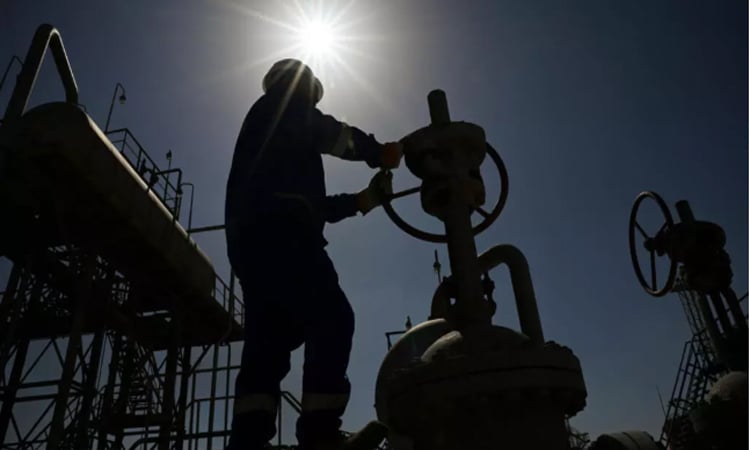 Oil prices sink as US-Iran pause fuels fresh Hormuz hopes