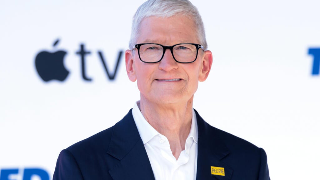 Apple tops estimates in CEO Cook's final quarter, but shares fall