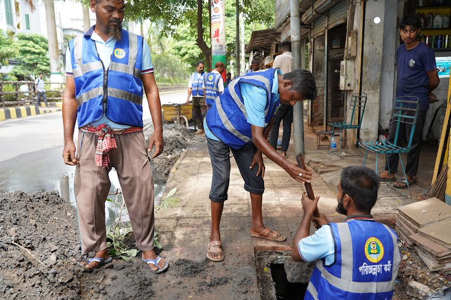 RCC intensifies drain cleaning drive to prevent waterlogging