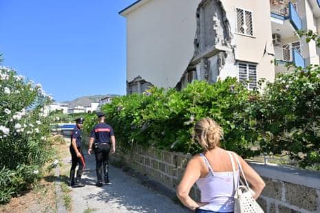 Quake near Italy's Naples injures 21, damages properties