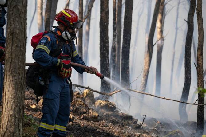 Fire toll mounts in Greece as blazes spread