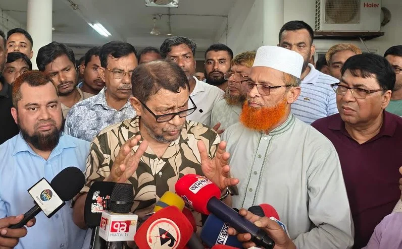 Health Minister makes surprise inspection of hospital in Gaibandha