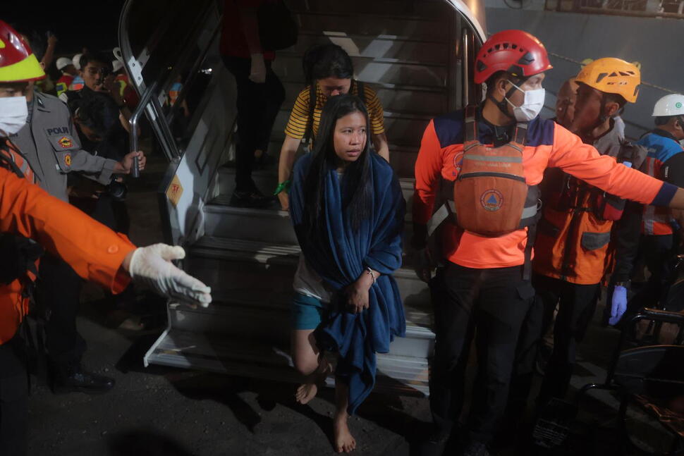 Survivors recall blasts before deadly Indonesian ferry fire