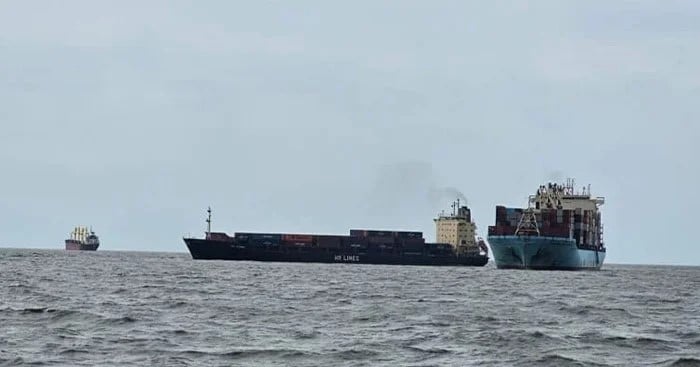 Container vessel meets with accident in Ctg port channel 