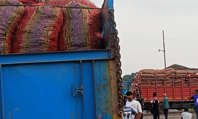 Green chilli import from India begins thru Hili Land Port