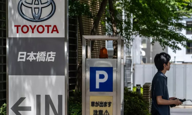Weak yen helps auto giant Toyota raise forecasts