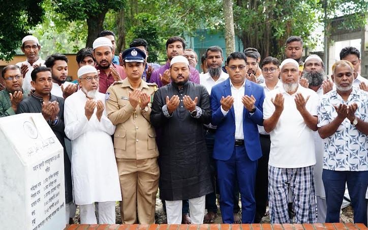 RCC administrator pays tribute at July martyr Sakib's grave