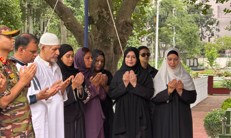 Zubaida Rahman pays tribute at her father’s grave marking death anniversary