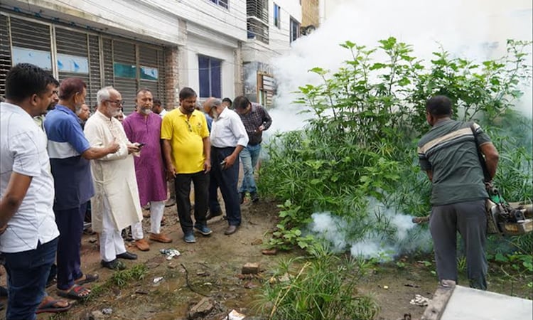 KCC administrator inspects anti-Aedes cleanliness drive