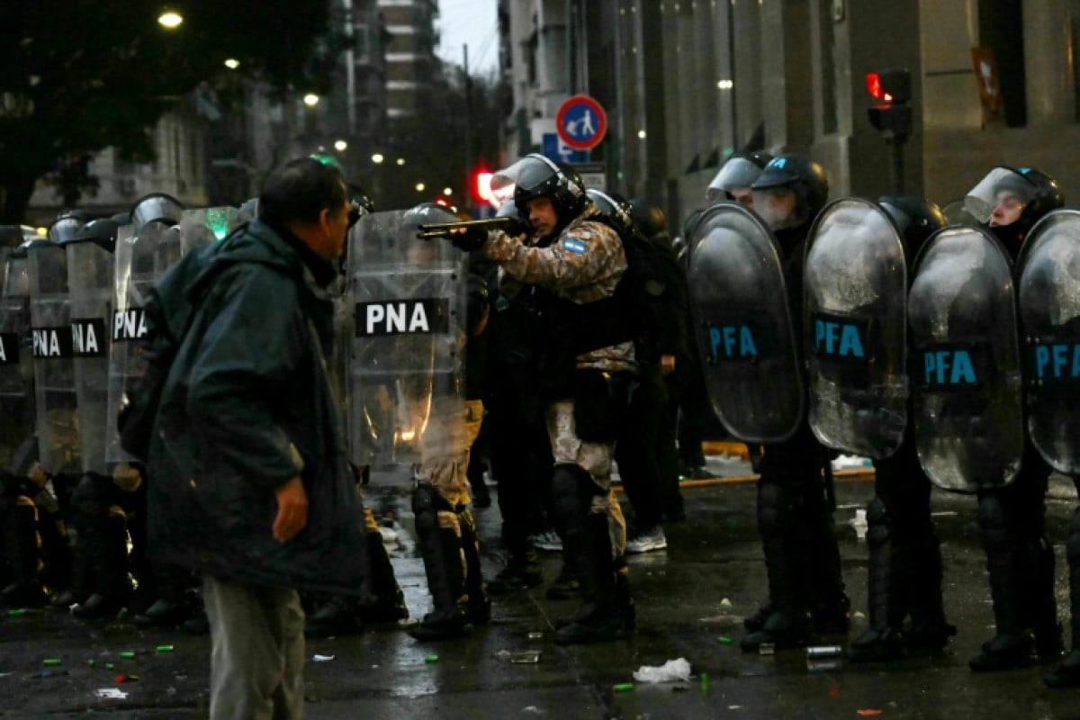 Clashes with police as Argentines protest property bill