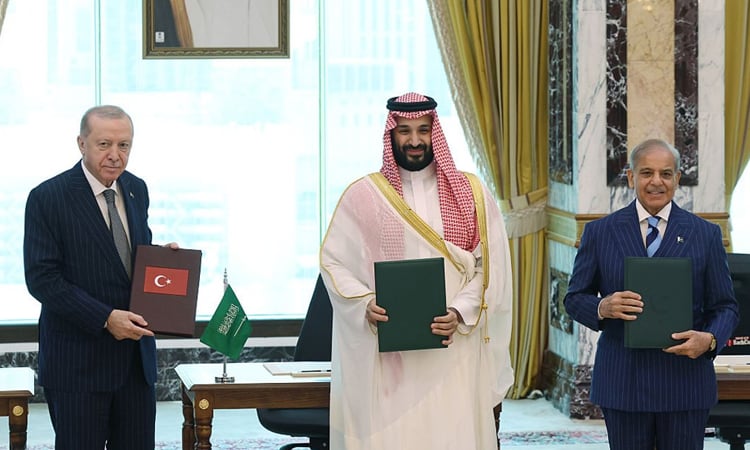 Saudi Arabia, Turkey and Pakistan sign defence pact amid regional war