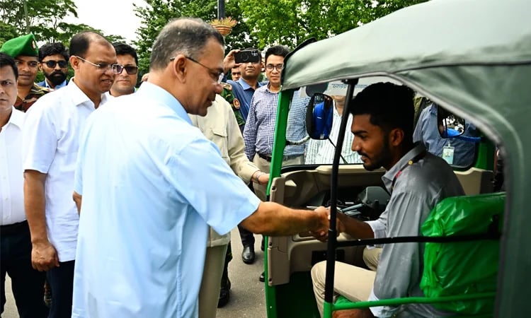 PM gifts rickshaws to two July fighters, elderly man 
