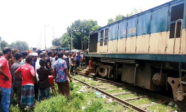 Train services resume on Parbatipur-Burimari route, probe body formed