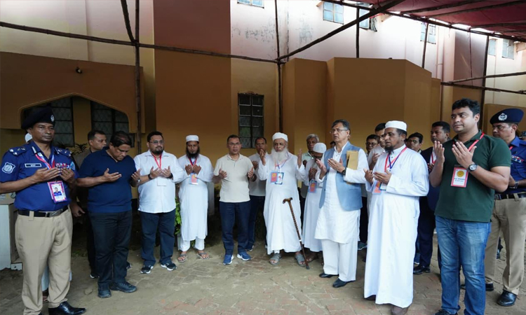 PM offers fateha at late Hefazat Ameer Allama Shafi's grave 