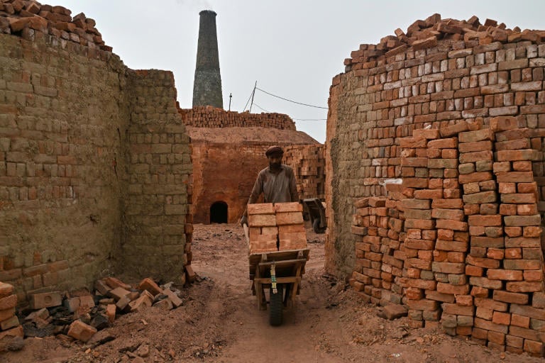 Pakistan brickmakers scorched by sun above and fire below