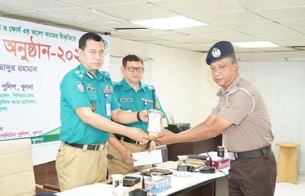 KMP commissioner rewards traffic police for commendable performance