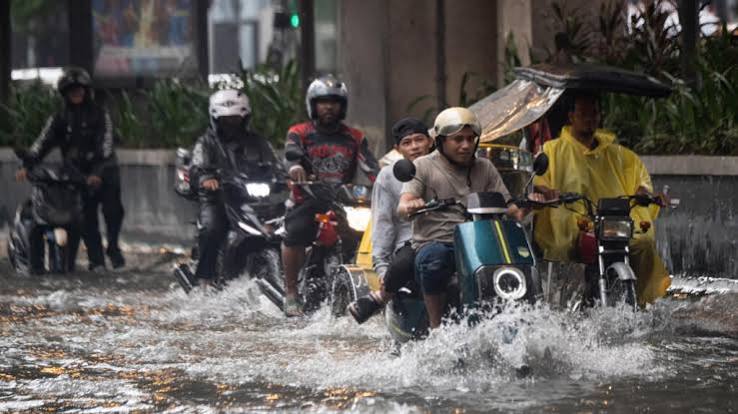 Days of heavy rain leave at least 13 dead in Philippines