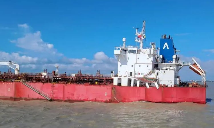 Bulk carrier collides with oil tanker at Ctg port