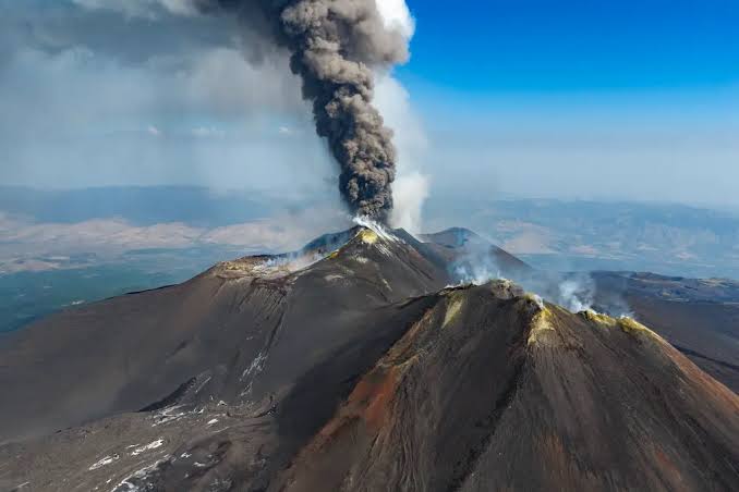 Italian airport reopens as volcanic eruption dies down