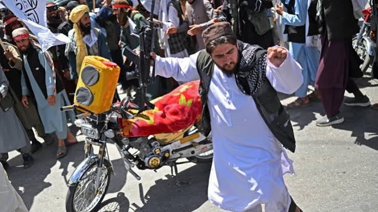 Taliban govt supporters dance, take selfies in Kabul celebrations