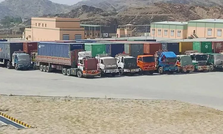 More than 700 humanitarian aid trucks enter Afghanistan from Pakistan