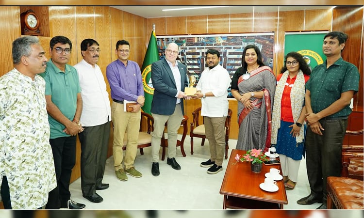 ICRC Head of Delegation exchanges views with Red Crescent Rajshahi City Unit