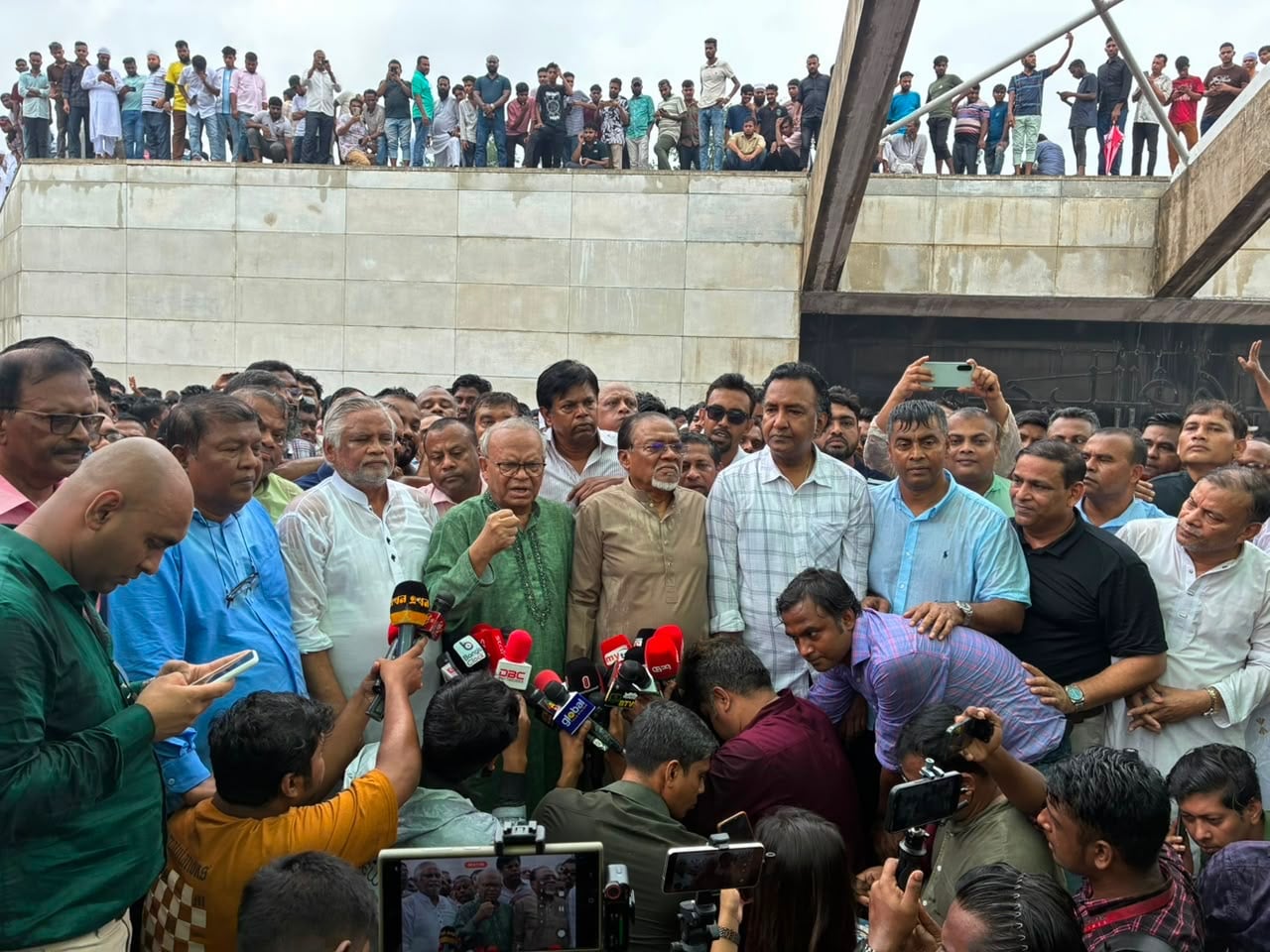 New four BNP standing committee members pay tribute at graves of Ziaur Rahman, Khaleda Zia