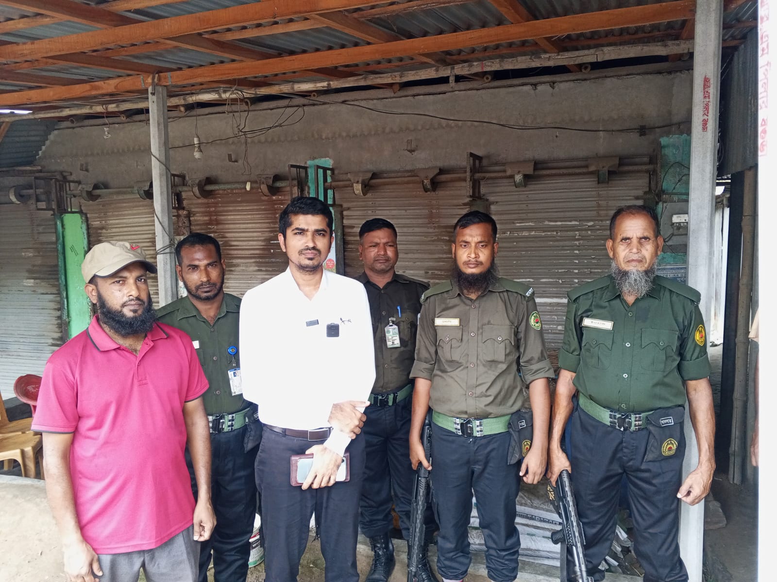 Trader fined Tk 30,000 for illegal fertilizer hoarding in Puthia