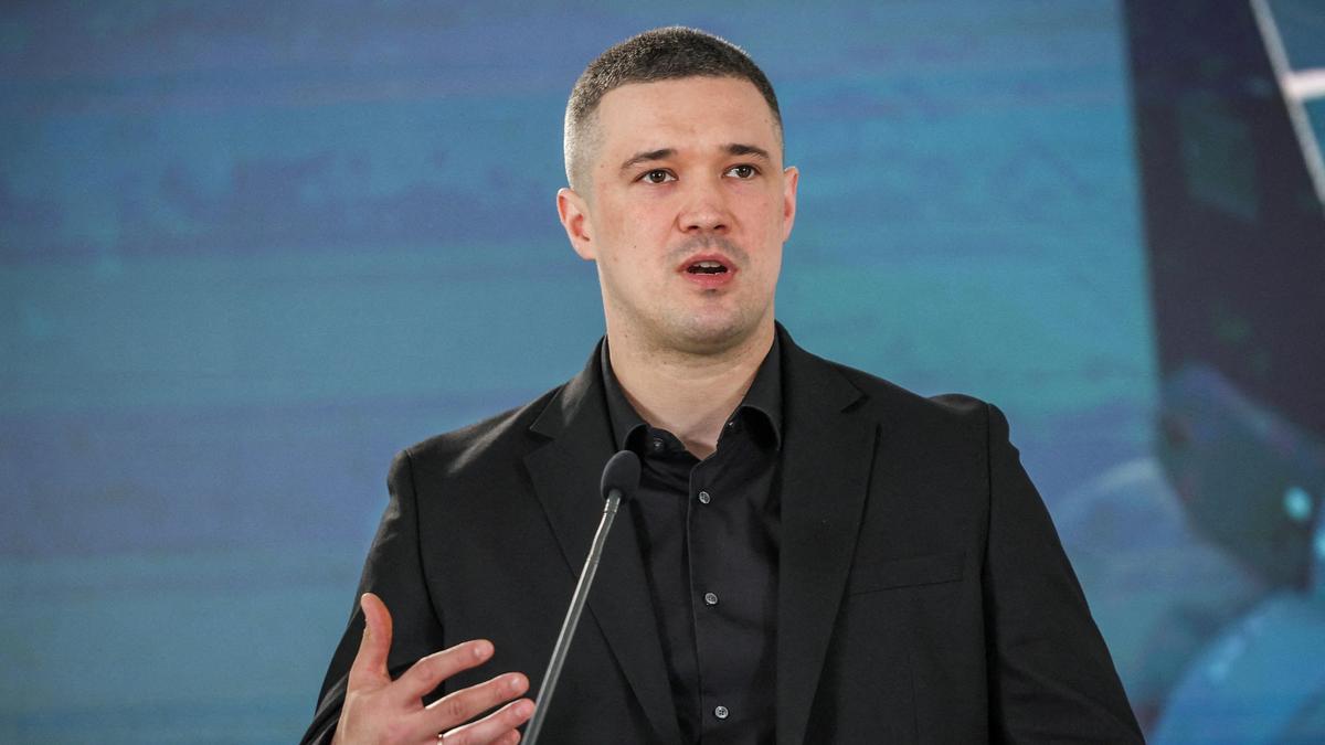 Sacked Ukraine defence minister urges path to elections