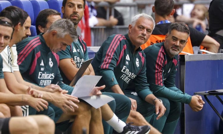 Mourinho begins second Real Madrid reign with Barca in his sights