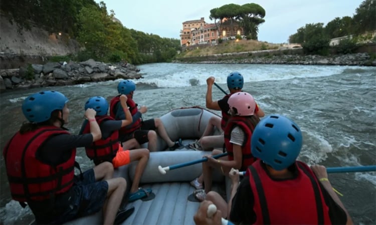 Rafts on Rome's Tiber River cool down overheated tourists