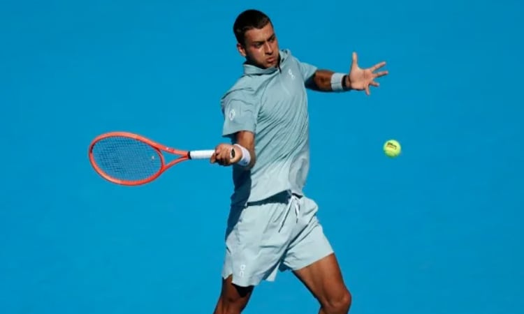 Swiatek into Cincinnati semis after Rybakina injury