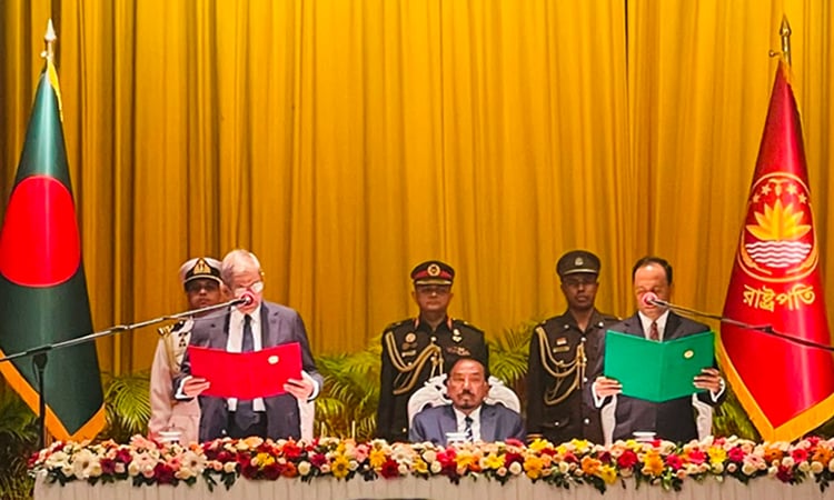 Mirza Fakhrul takes oath as 23rd President