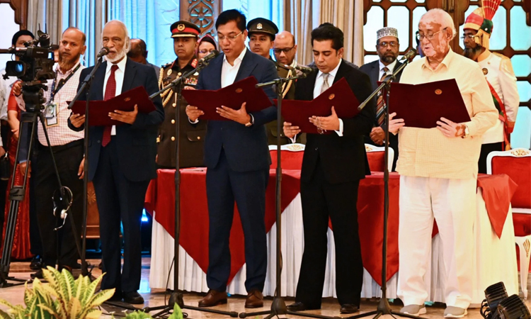 Four new ministers, two state ministers take oath