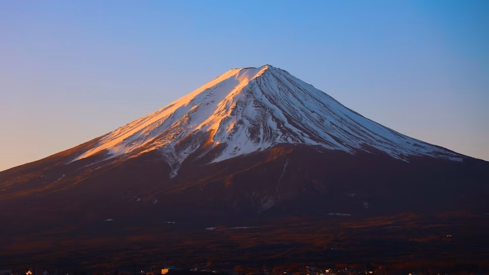 Japan dad ditches 7-year-old for hours to climb Mt Fuji