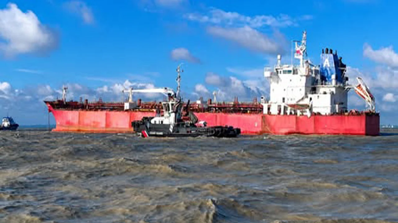 Port pilot injured after breaking rope from a foreign ship