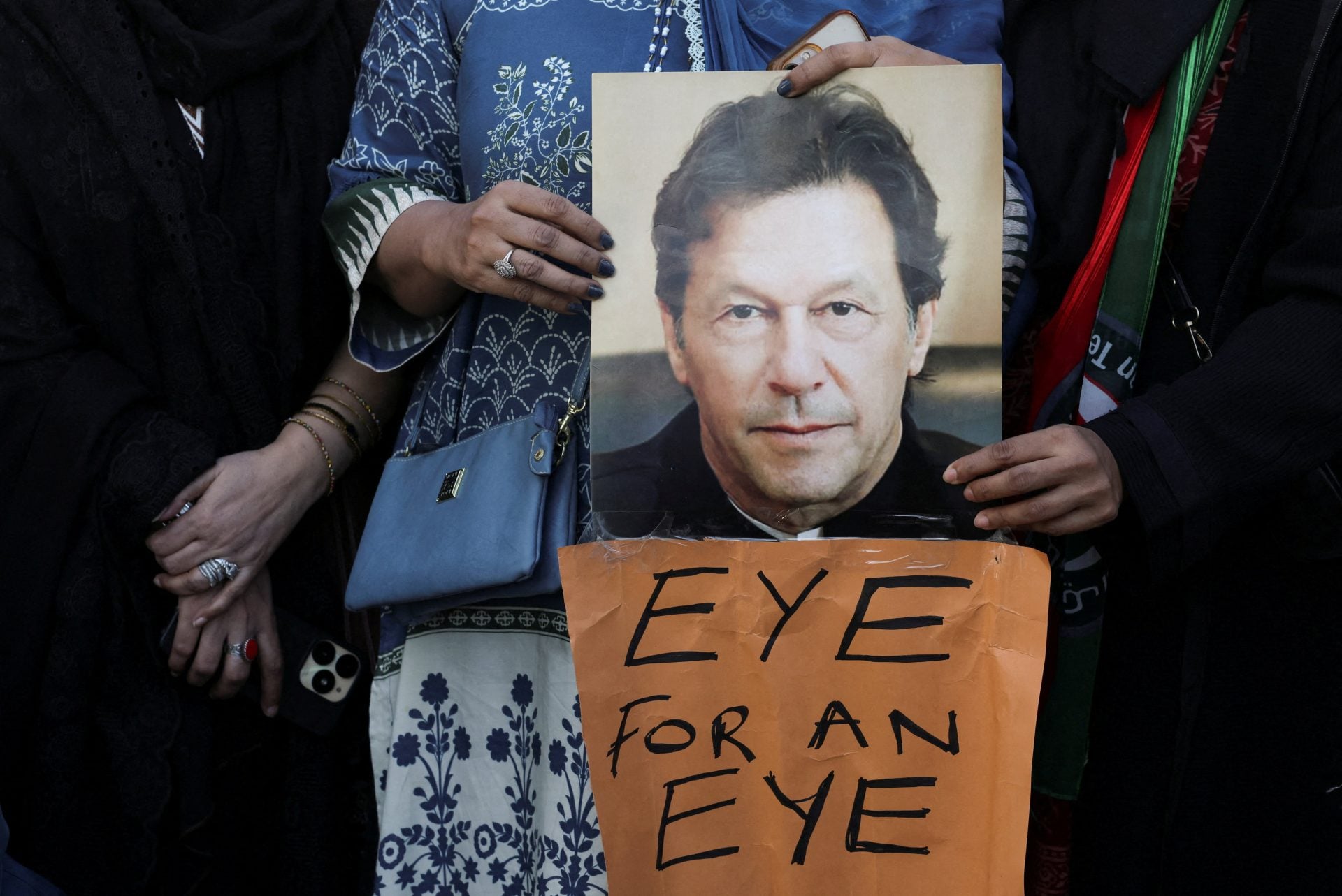 Former cricket captains appeal to Pakistan over Khan health care