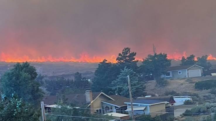 Tens of thousands evacuated as wildfire nears western US city