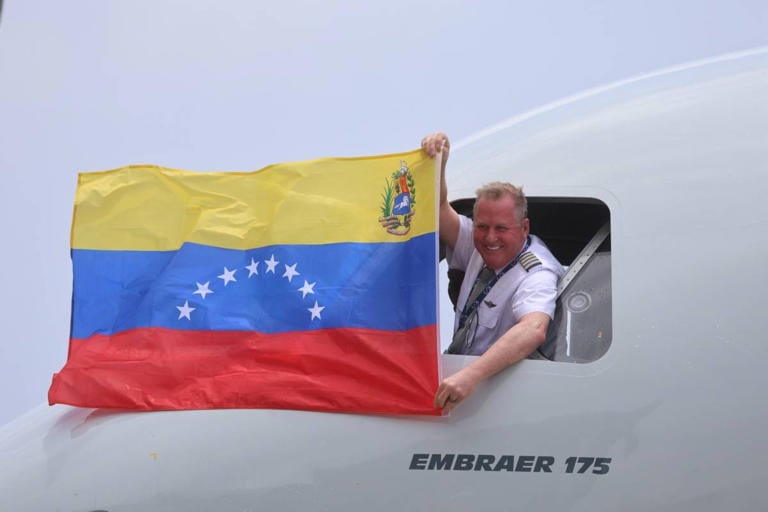 Quake-hit Caracas airport to reopen on September 1