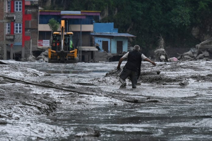 Search for missing after Nepal-Tibet floods kills at least 160