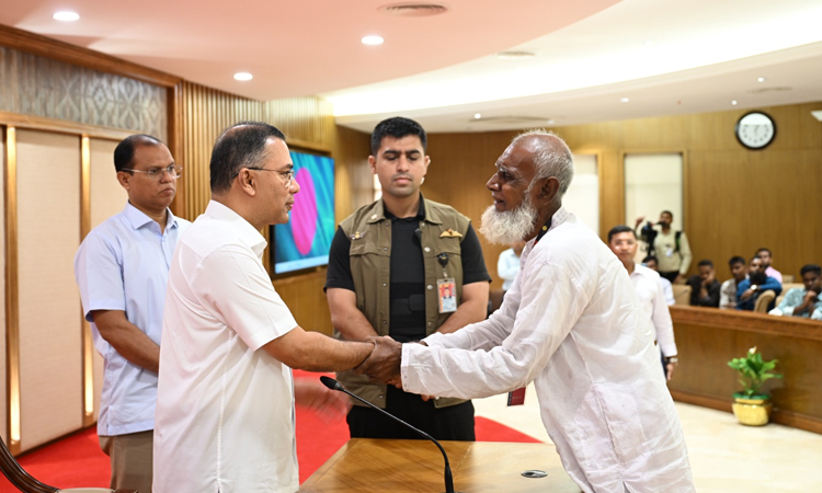 PM hands job letters to family members of disappearance victims, July martyrs