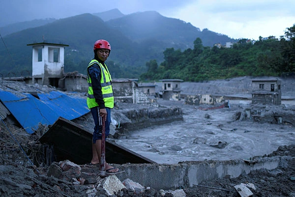 Nepal warns rescue teams of rising flood waters