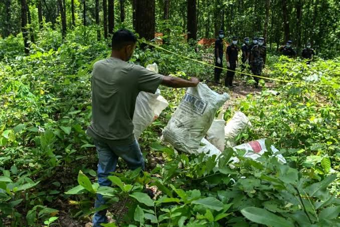Nepal begins burials as flood death toll rises to 752