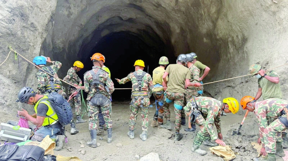 Nepal toll surges as rescuers struggle through 'unimaginable' disaster