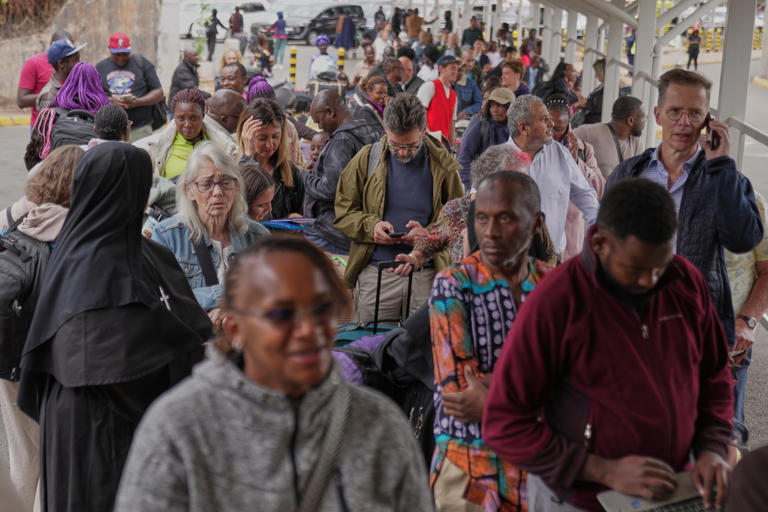 Kenya airport staff end strike