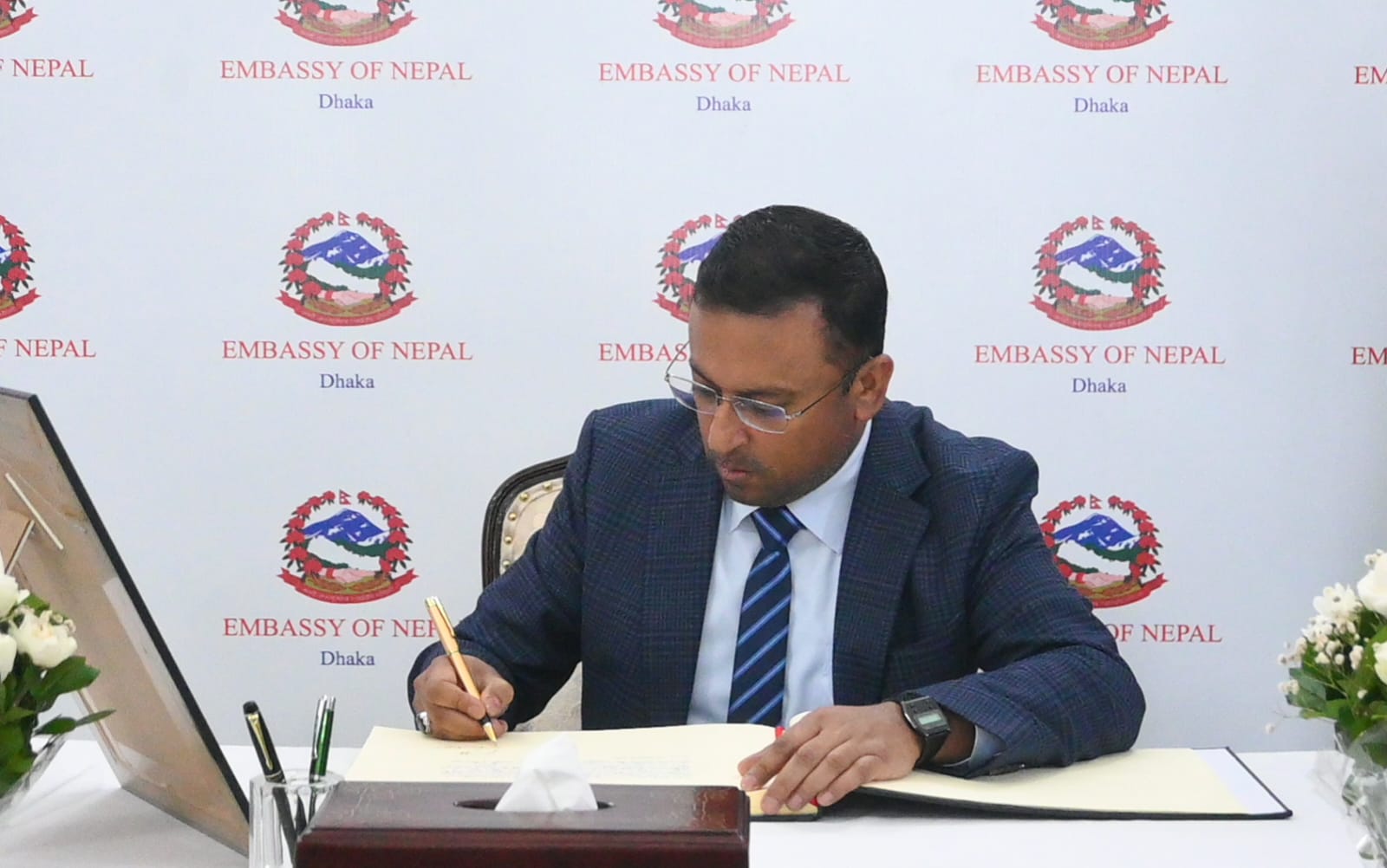 Humaiun signs condolence book over Nepal disaster