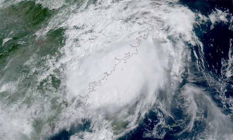 Schools, ferry routes suspended as Typhoon Saudel lashes east China