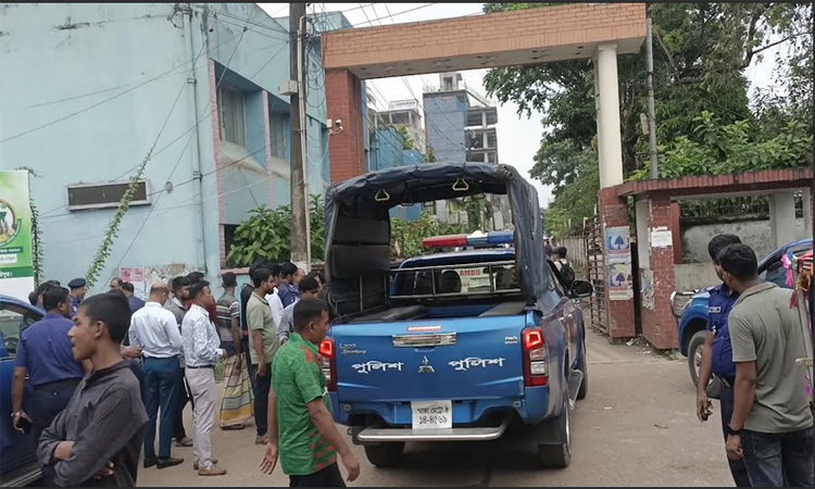 Police constable killed, 10 hurt in Madaripur road accident