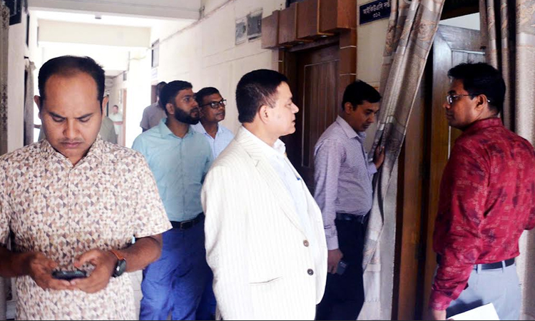 BRUR VC visits various offices to ensure punctuality at work