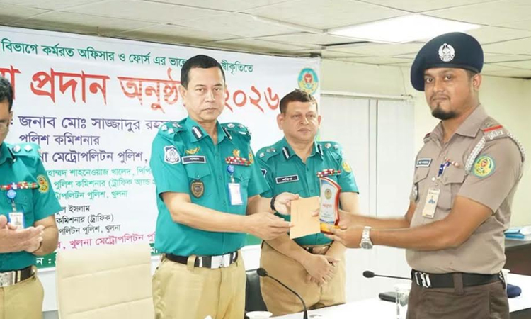 KMP Commissioner asks traffic police to perform duties with vigilance